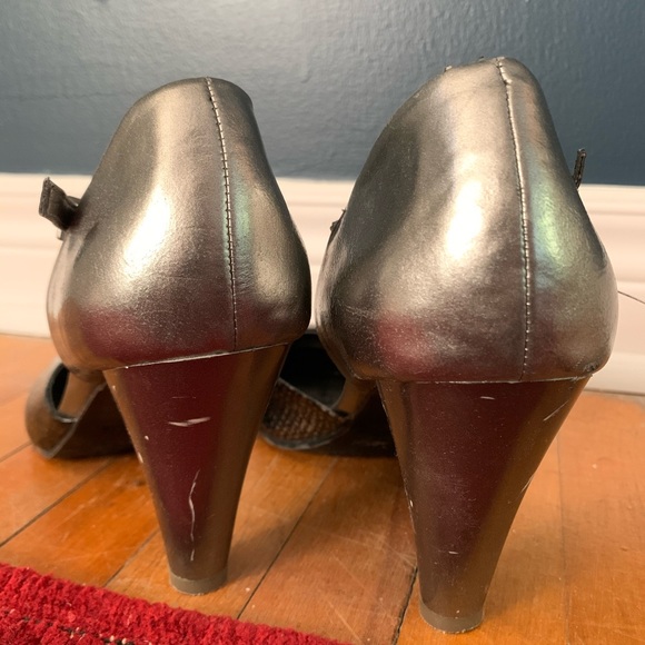 Kenneth Cole Reaction silver heels - Picture 2 of 2